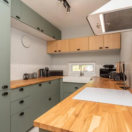 3 Bed Modern Family House In بيت للعطل