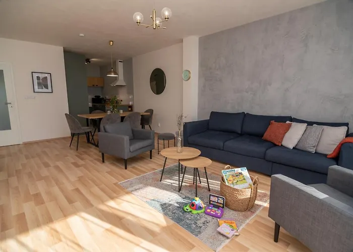 3 Bed Modern Family House In Semesterbostad *