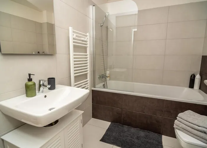 3 Bed Modern Family House In Semesterbostad